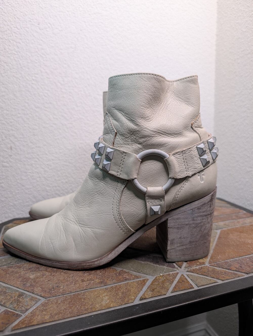 FRYE Flynn Deco Women's White Leather Boots 10 Western Studded Rodeo Harness